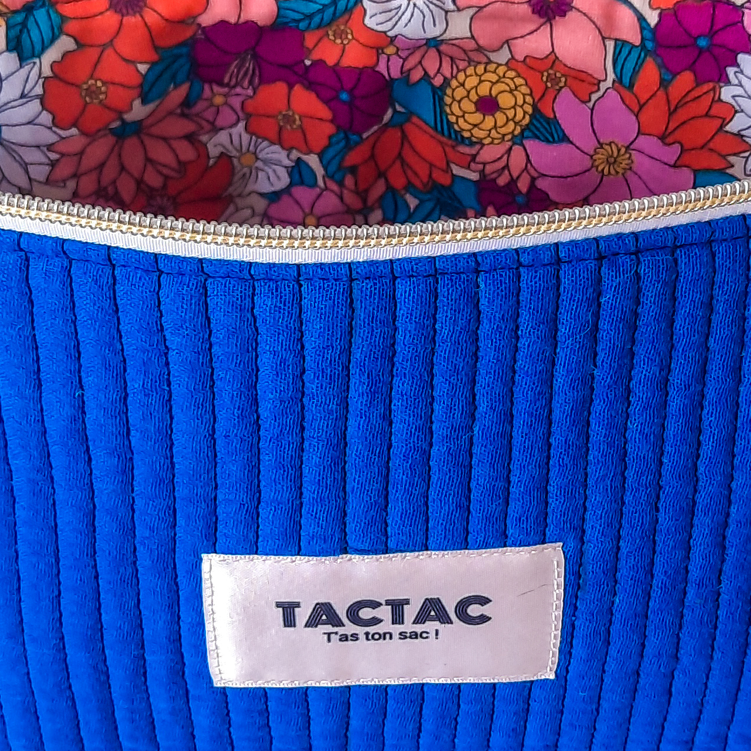 Pochette bleu Klein
